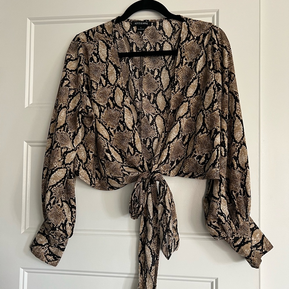 GORGEOUS vneck top with adjustable strap !!